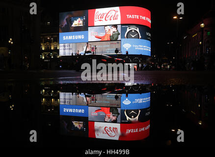 Einen Überblick über die Werbebildschirme am Piccadilly Circus, Londons, bevor sie in Vorbereitung auf die Sanierung abgeschaltet wurden. Stockfoto