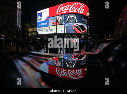 Einen Überblick über die Werbebildschirme am Piccadilly Circus, Londons, bevor sie in Vorbereitung auf die Sanierung abgeschaltet wurden. Stockfoto