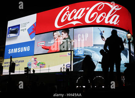 Einen Überblick über die Werbebildschirme am Piccadilly Circus, Londons, bevor sie in Vorbereitung auf die Sanierung abgeschaltet wurden. Stockfoto