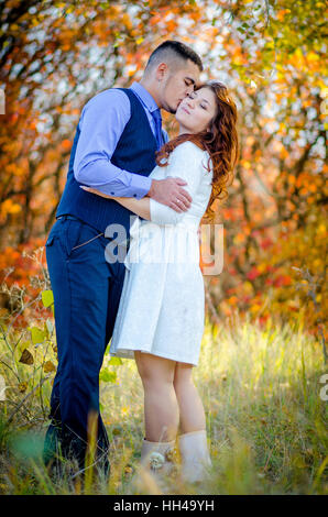 Junges Paar auf Natur Hintergrund umarmen. Hochzeit. Liebe. Stockfoto