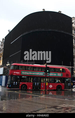 London, UK. 16. Januar 2017. Die kultigen Billboard Lichter am Piccadilly Circus haben wegen Renovierungsarbeiten ausgeschaltet wurde und bleibt ausgeschaltet, bis in den Herbst. Es ist das erste Mal seit dem zweiten Weltkrieg die Lichter aus, mit Ausnahme von Stromausfällen und Sonderveranstaltungen gegangen. Bildnachweis: Alberto Pezzali/Pacific Press/Alamy Live-Nachrichten Stockfoto