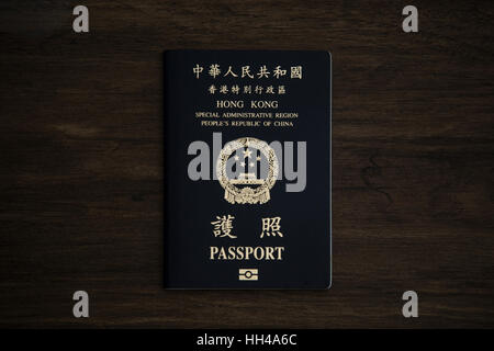 Hong Kong. 16. Januar 2017. Das Bild zeigt das Cover des Hong Kong(HKSAR) Passes auf dem Schreibtisch. Artikel 4 des Nationalität Gesetzes der Volksrepublik China besagt, dass jede Person geboren in China, deren Eltern sind chinesische Staatsbürger oder eine von deren Eltern ist, dass ein chinesischer Staatsangehöriger chinesische Staatsangehörigkeit besitzen darf. Bildnachweis: Chan Long Hei/Pacific Press/Alamy Live-Nachrichten Stockfoto