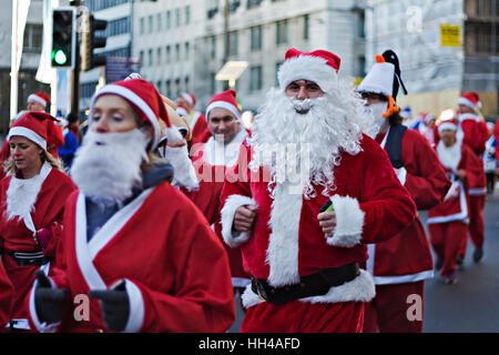 Läufer, die Teilnahme an der Santa-Lauf in Liverpool, eine jährliche 5k Spaß laufen Charity-event Stockfoto