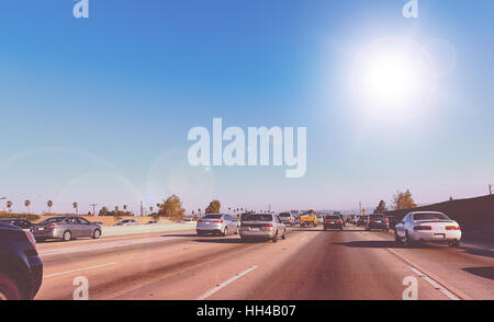 Fahren auf einer Autobahn in Los Angeles, Kalifornien - Bild mit Farbe Vintage Look Stockfoto