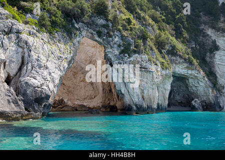 Blauen Grotten an der Westküste der Insel Paxos, Ionische Inseln, griechische Inseln, Griechenland, Europa Stockfoto