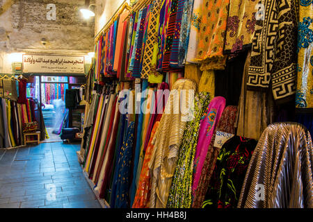 Traditionelle Kleider zum Verkauf auf dem Souq Waqif Markt in Doha, Katar Stockfoto
