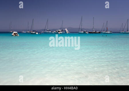Türkisfarbenes Meer und Jachten verankert vor Voutoumi Strand, Antipaxos, Ionische Inseln, griechische Inseln, Griechenland, Europa Stockfoto