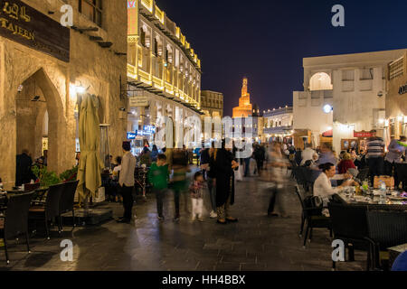 Nachtansicht des Freiluft-Café Restaurant entlang der Fußgängerzone Mall der Souq Waqif, Doha, Katar Stockfoto