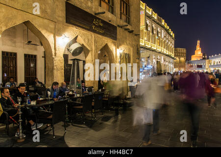 Nachtansicht des Freiluft-Café Restaurant entlang der Fußgängerzone Mall der Souq Waqif, Doha, Katar Stockfoto