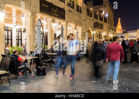 Nachtansicht des Freiluft-Café Restaurant entlang der Fußgängerzone Mall der Souq Waqif, Doha, Katar Stockfoto
