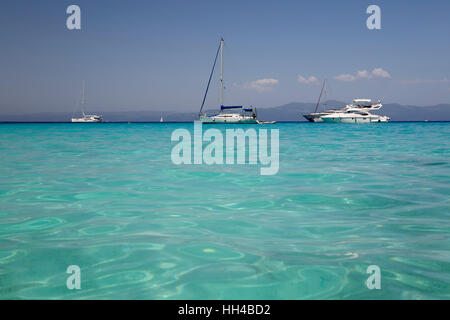 Türkisfarbenes Meer und Jachten verankert vor Voutoumi Strand, Antipaxos, Ionische Inseln, griechische Inseln, Griechenland, Europa Stockfoto