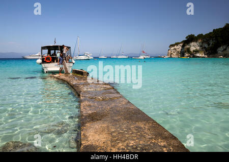 Pier und Boot auf Voutoumi Strand, Antipaxos, Ionische Inseln, griechische Inseln, Griechenland, Europa Stockfoto