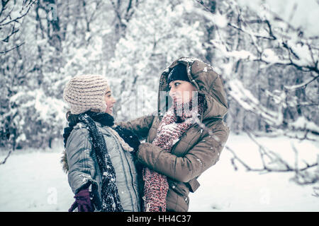 Mutter und ihre Tochter genießen Wintertag im Freien, Retro-look Stockfoto