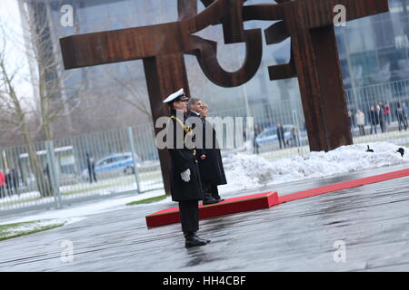 Berlin, Deutschland. 16. Januar 2017. Bundeskanzlerin Angela Merkel und Neuseeland Premierminister Bill Englisch. Empfang mit militärischen Ehren. Bildnachweis: Simone Kuhlmey/Pacific Press/Alamy Live-Nachrichten Stockfoto