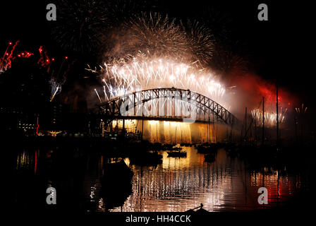 Silvester in Sydney - Feuerwerk am Hafen Brücke Stockfoto