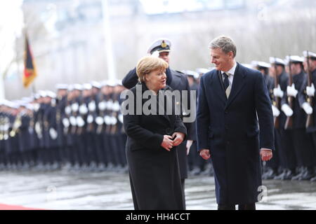 Berlin, Deutschland. 16. Januar 2017. Bundeskanzlerin Angela Merkel und Neuseeland Premierminister Bill Englisch. Empfang mit militärischen Ehren. Bildnachweis: Simone Kuhlmey/Pacific Press/Alamy Live-Nachrichten Stockfoto