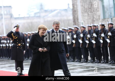 Berlin, Deutschland. 16. Januar 2017. Bundeskanzlerin Angela Merkel und Neuseeland Premierminister Bill Englisch. Empfang mit militärischen Ehren. Bildnachweis: Simone Kuhlmey/Pacific Press/Alamy Live-Nachrichten Stockfoto