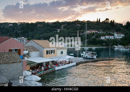 Blick über Hafen und Waterfront Bars bei Sonnenuntergang, Loggos Paxos, Ionische Inseln, griechische Inseln, Griechenland, Europa Stockfoto