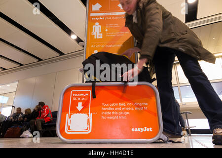 Tasche Gepäck Größe Frame Käfig Tester: Maßnahme Dimensionen der Passagier Hand gehalten weiter Fluggepäck zum Flughafen London Gatwick UK Stockfoto