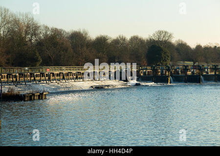 Wehr auf der Themse in England bei Ham in Süd-west London – Teil des Komplexes Teddington Lock. Teddington, Middlesex. UK Stockfoto