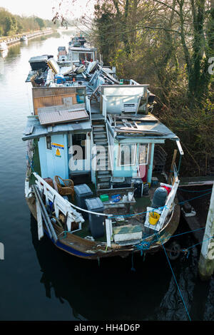 Im Volksmund bezeichnet als "Slum" Boot, sind Hausboote abgebildet in Teddington Lock, auf der Themse festgemacht. West-London. UK Stockfoto