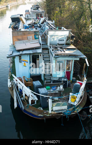 Im Volksmund bezeichnet als "Slum" Boot, sind Hausboote abgebildet in Teddington Lock, auf der Themse festgemacht. West-London. UK Stockfoto