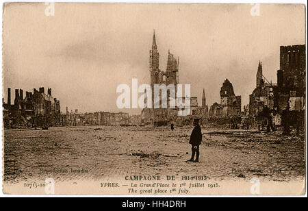 Ypern, Belgien, Tuchhalle und St. Martins Kathedrale im 1. Weltkrieg Stockfoto
