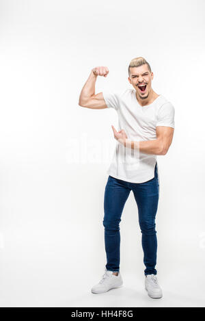 Stilvolle junge Mann zeigt Bizeps auf weiß Stockfoto