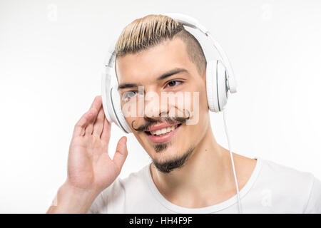 Stilvolle junge glücklich Kopfhörer auf weiß Stockfoto