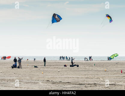 OUDDORP, Niederlande - 7. März 2015: unbekannter Mann Kitesurfen am Strand von Ouddorp am 7. März 2015, Ouddorp hat den breitesten Strand in Holland Stockfoto