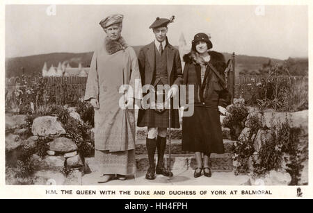 Mary von Teck, Queen Consort (1867-1953) mit ihrem Sohn Albert Frederick Arthur George (1895 – 1952), Herzog von York (später König George VI) und seine Frau Elisabeth, Herzogin von York (1900-2002) (ehemals Bowes-Lyon, später Königin Elizabeth, die Königinmutter), ic Stockfoto