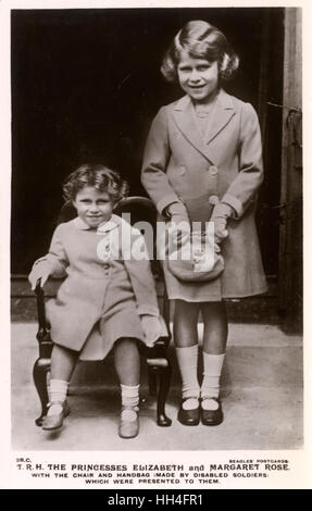 Prinzessinnen Elizabeth (1926-) (später Königin Elizabeth II) und Margaret Rose (1930-2002) mit einem Stuhl und Handtasche gemacht durch behinderte Soldaten zu ihnen vorgelegt wurde. Stockfoto