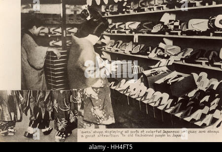 Japanische Geta-Geschäfte, die traditionelle bunte Schuhe verkaufen Stockfoto