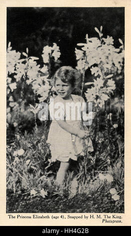 Prinzessin Elizabeth spielt inmitten der Lilien Stockfoto