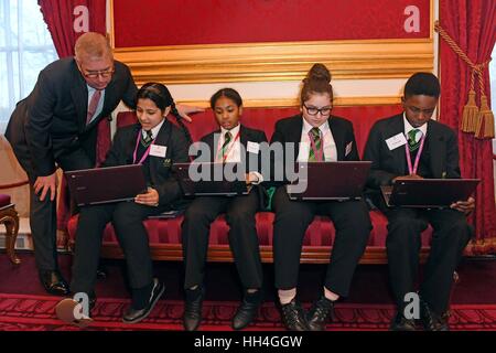 Der Herzog von York im Gespräch mit (von links nach rechts) Jiya Yadav, Bineta Ndiaye, Djeliona Sadriu und Tyrese Foster von der Westminster Academy, vier der ersten jemals Bronze Award Gewinner der Herzog von York inspirierende Digital Enterprise Award, auch bekannt als die Idee, im St James' Palace, London. Stockfoto