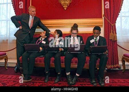 Der Herzog von York im Gespräch mit (von links nach rechts) Jiya Yadav, Bineta Ndiaye, Djeliona Sadriu und Tyrese Foster von der Westminster Academy, vier der ersten jemals Bronze Award Gewinner der Herzog von York inspirierende Digital Enterprise Award, auch bekannt als die Idee, im St James' Palace, London. Stockfoto