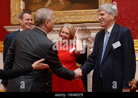 Der Herzog von York im Gespräch mit Rob Acker (links), Charlotte Finn (Mitte) und Richard Parry (rechts), Anhänger von der inspirierenden Digital Enterprise Award, auch bekannt als die Idee, im St James' Palace, London. Stockfoto