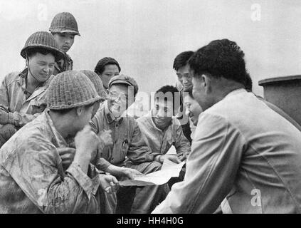 Kommunistisches China - Werftarbeiter im Schiffbau Stockfoto