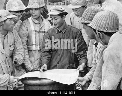 Kommunistisches China - Werftarbeiter im Schiffbau Stockfoto