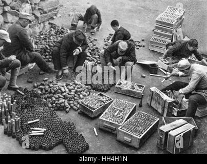 Kommunistisches China - Waffen und Munition sortieren Stockfoto