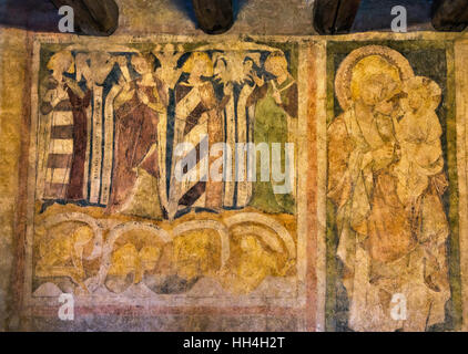 Wandgemälde aus dem 14. Jahrhundert, der heilige Christoph trägt das Kind Jesus und Sir Lancelot du Lac, Runder Tafelritter, Turmschloss in Siedlecin, Polen Stockfoto