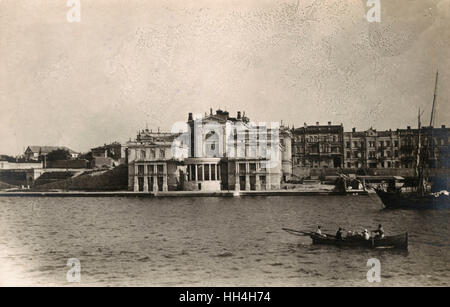 Sewastopol, Krim, Ukraine - der Lunatscharski Sewastopol akademische Theater of Drama (gegründet 1911) am Wasser am Ende des Primorskij Boulevard. Anatoli Wassiljewitsch Lunatscharski (1875-1933) war eine russische marxistische revolutionäre und ersten sowjetischen Pers. Stockfoto