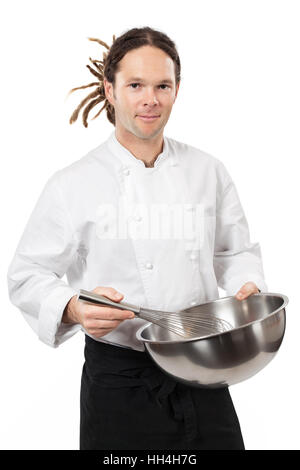 Foto eines jungen Kochs mit Dreadlocks hält eine große Rührschüssel geben und mit einem Schneebesen mischen. Stockfoto