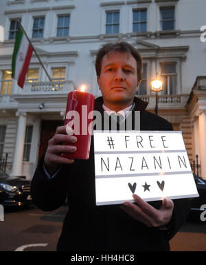 Richard Ratcliffe, Ehemann von britisch-iranischen Mutter und Nächstenliebe Arbeiter Nazanin Zaghari-Ratcliffe, die seit fünf Jahren im September letzten Jahres für das angeblich plotten, stürzen die Regierung in Teheran inhaftiert war beteiligt an eine Mahnwache vor der Botschaft des Iran in Kensington, London. Stockfoto