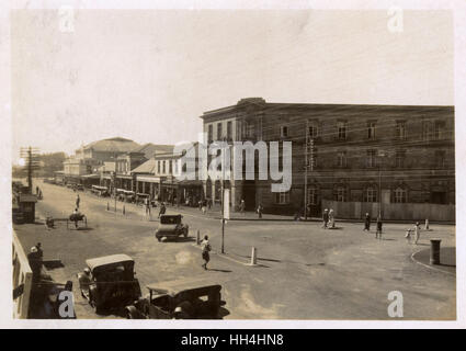 Straßenszene, Nairobi, Kenia, Ostafrika, mit Mai & Co, The Sports House, im Mittelgrund. Stockfoto