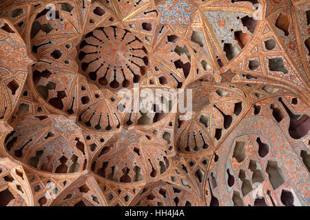 Gemusterte Decke mit Formen von Musikinstrumenten in Ali Qapu Palast, Isfahan, Iran Stockfoto