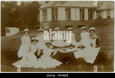 Krankenschwestern mit einem Picknick auf dem Gelände bei The Royal Victoria Hospital, 1894 gegründet und Polton Farm Kolonie im Jahr 1910 gegründet. Zusammen mit der Apotheke bildete diese den Kern der "Edinburgh-Regelung" zur Bekämpfung der Tuberkulose. Im Jahr 1914, die Dispens Stockfoto