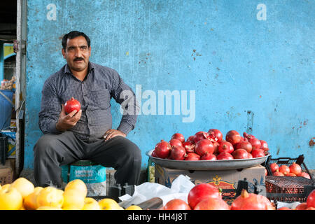 Kerman, Iran - 17. Oktober 2015: Granatapfel-Verkäufer in den alten Basar von Kerman. Iran ist bekannt als der größte Produzent von Granatapfel in der Welt. Stockfoto