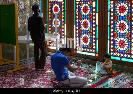 Shiraz, Iran - 20. Oktober 2015: Menschen vor bunten Glasmalereien Shah Cheragh-Schrein Stockfoto