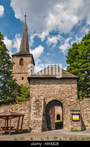 Gateway zur Kirche von SS Johannes der Täufer und Catherine, 13. Jahrhundert, Romanik, jetzt Museum in Swierzawa, Niederschlesien, Polen Stockfoto